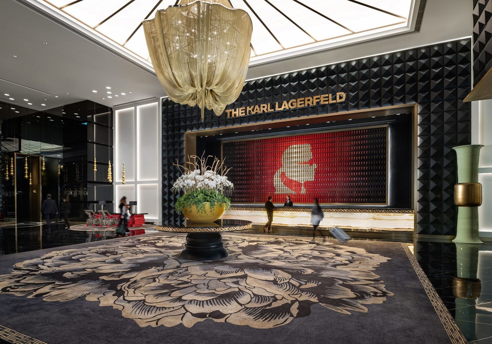 Вестибюль Karl Lagerfeld Macau с люстрой и профилем дизайнера Вестибюль отеля Karl Lagerfeld Macau с люстрой и профилем дизайнера