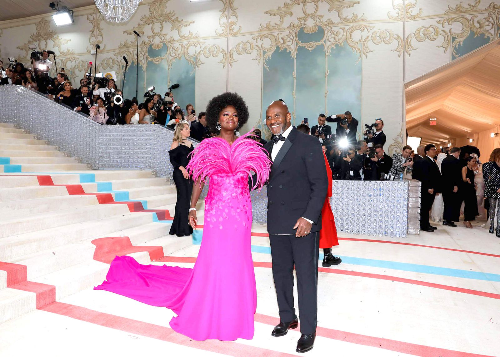 Виола Дэвис с мужем Джулиусом Тенноном на Балу Института костюма Met Gala 2023 Виола Дэвис с мужем Джулиусом Тенноном на Балу Института костюма Met Gala 2023, 1 мая 2023 г.