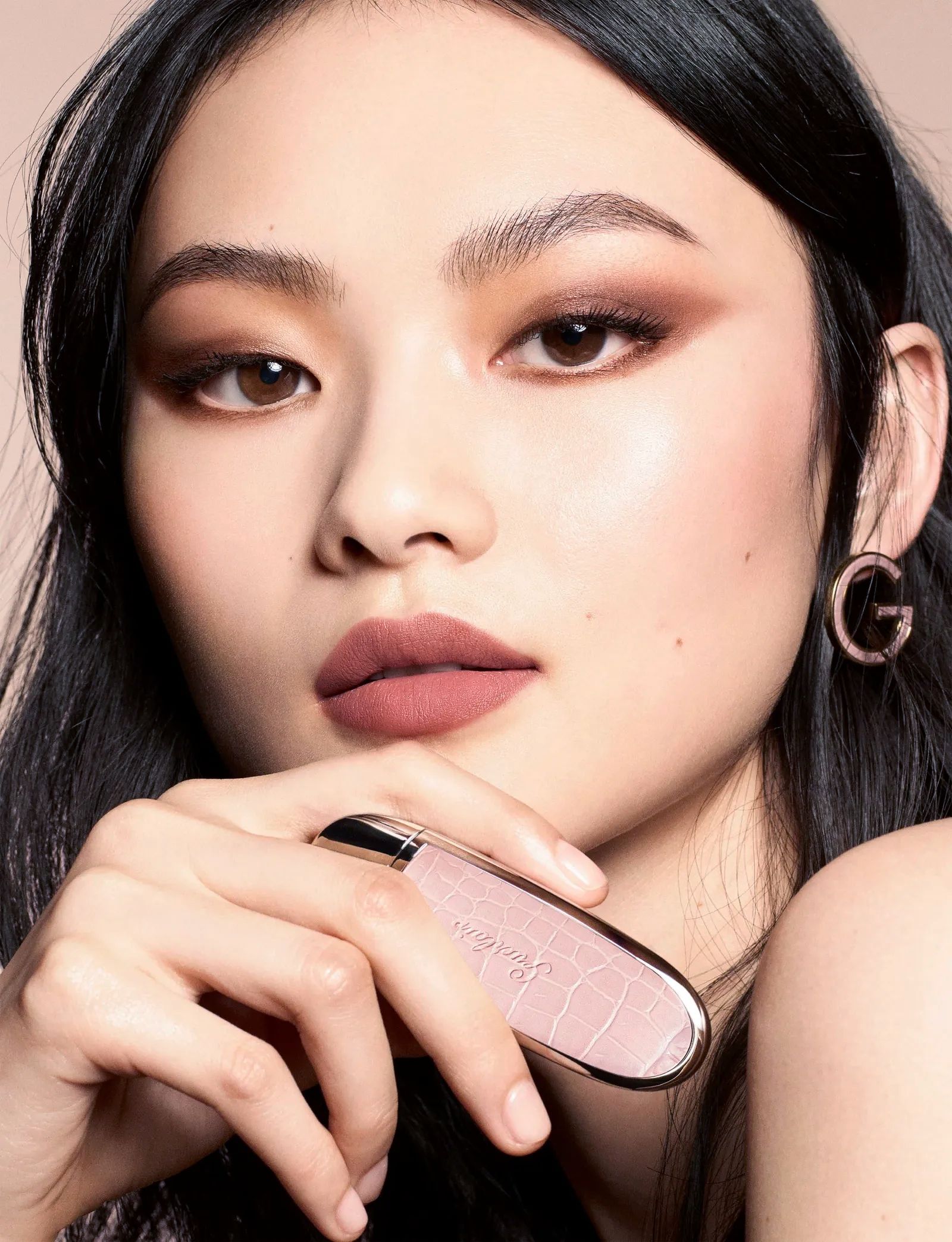 Хе Конг использует помаду Rouge G Naturally 2023 N°539 Luxurious Velvet Хе Конг использует помаду Rouge G Naturally 2023 оттенка N°539 Luxurious Velvet