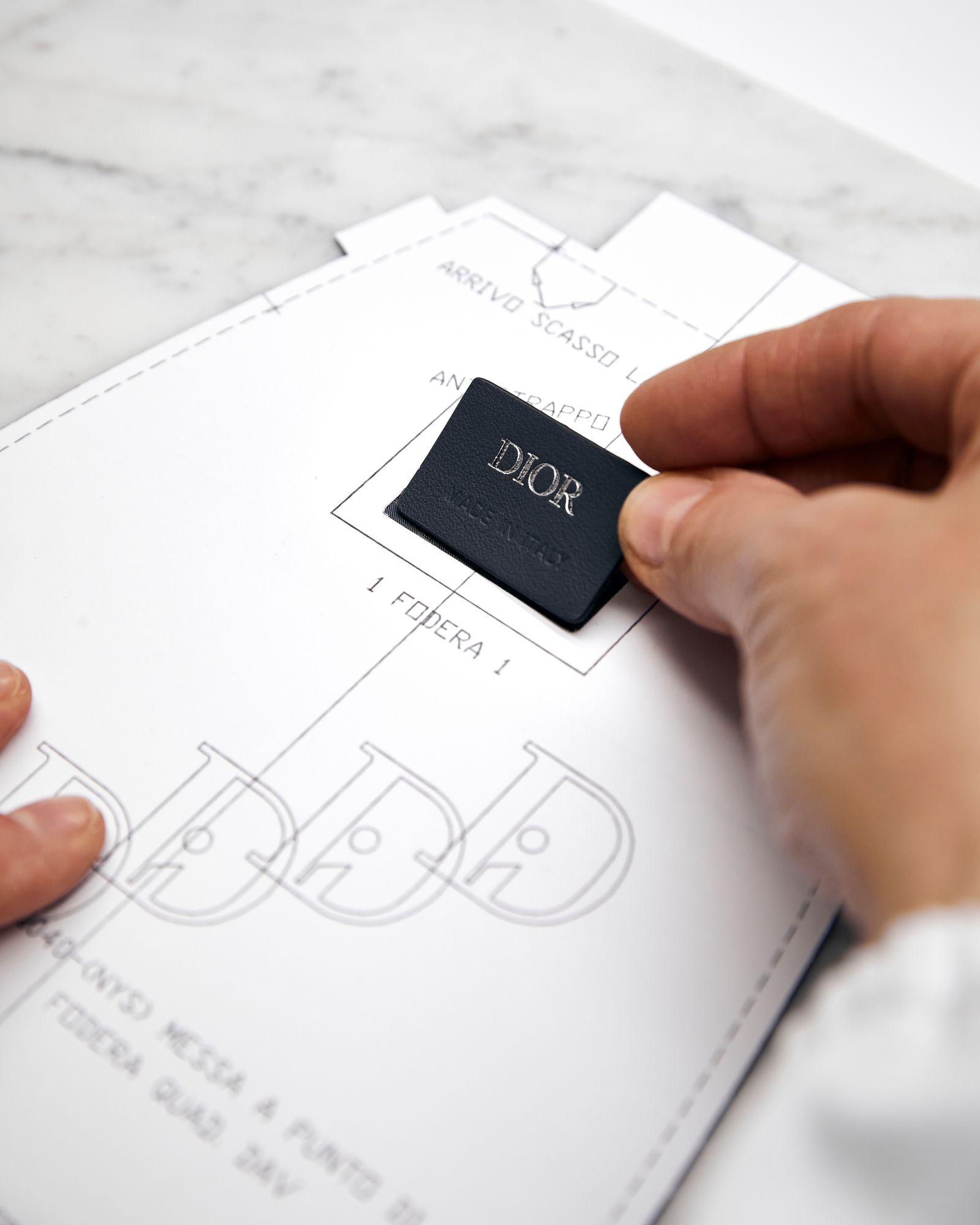 Новая мужская сумка-скарабей Dior Scarab была представлена на шоу Dior Fall 2023 в Гизе, фото 3 Новая мужская сумка-скарабей Dior Scarab, фото 3