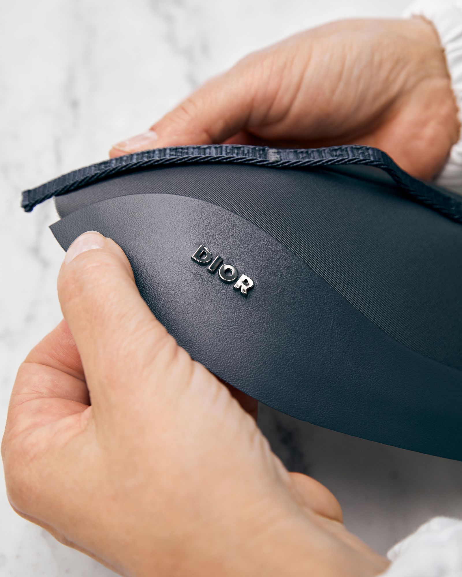Новая мужская сумка-скарабей Dior Scarab была представлена на шоу Dior Fall 2023 в Гизе, фото 7 Новая мужская сумка-скарабей Dior Scarab, фото 7
