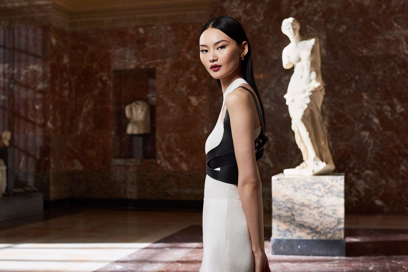 Хэ Конг в кампейне Lancôme X Louvre 2023 Хэ Конг в рекламном кампейне Lancôme X Louvre 2023