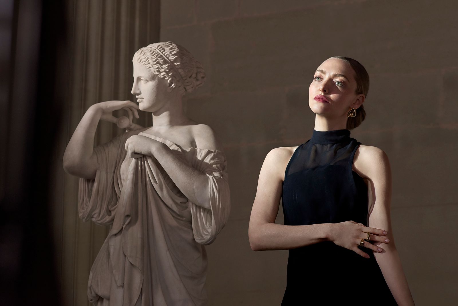 Аманда Сейфрид в кампейне Lancôme X Louvre 2023 Аманда Сейфрид в рекламном кампейне Lancôme X Louvre 2023