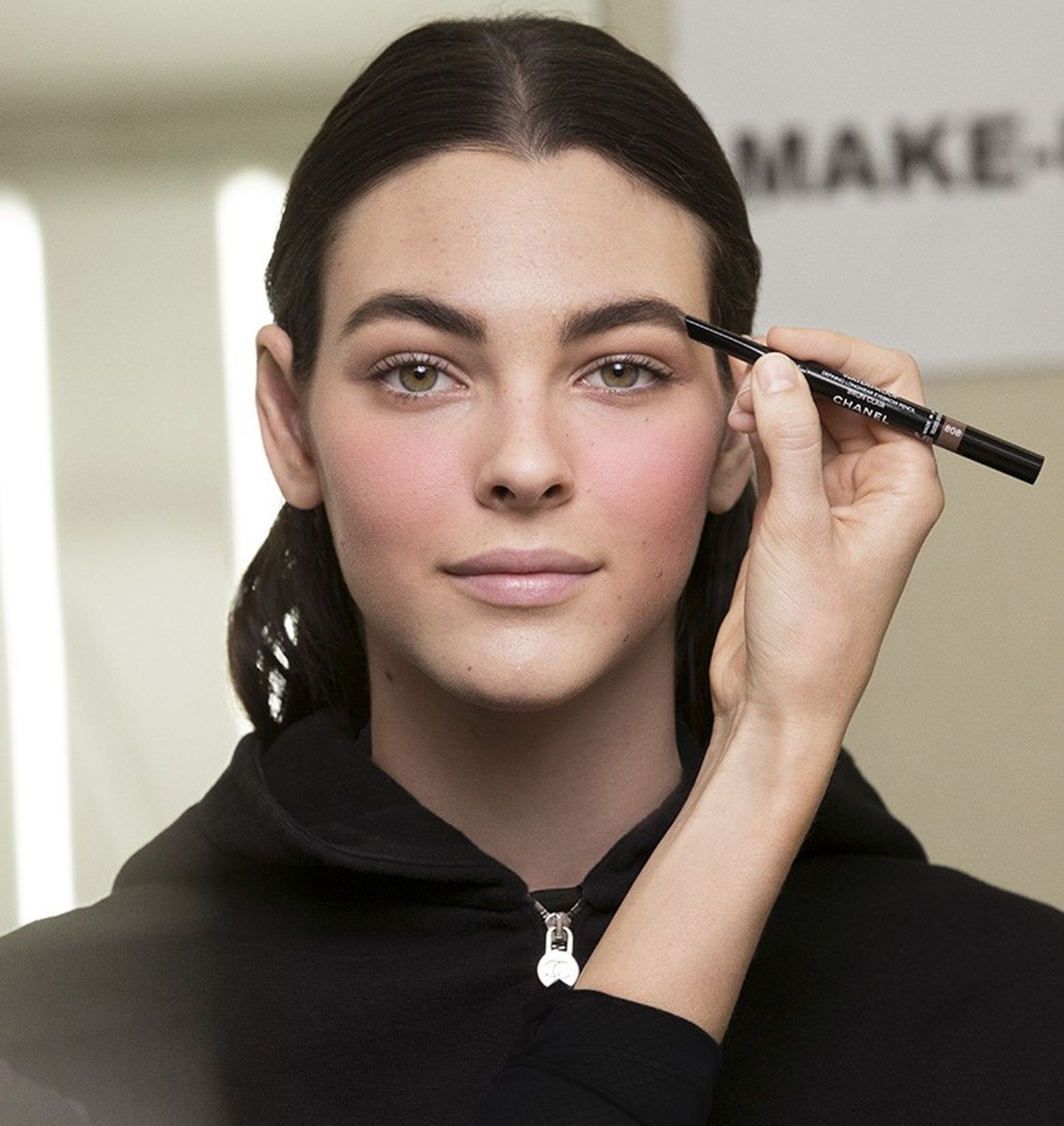 Beauty Backstage: как создавался макияж для шоу Chanel Ready-To-Wear осень-зима 2019/2020, фото 4 Как создавался макияж для шоу Chanel Ready-To-Wear осень-зима 2019/2020, фото 4