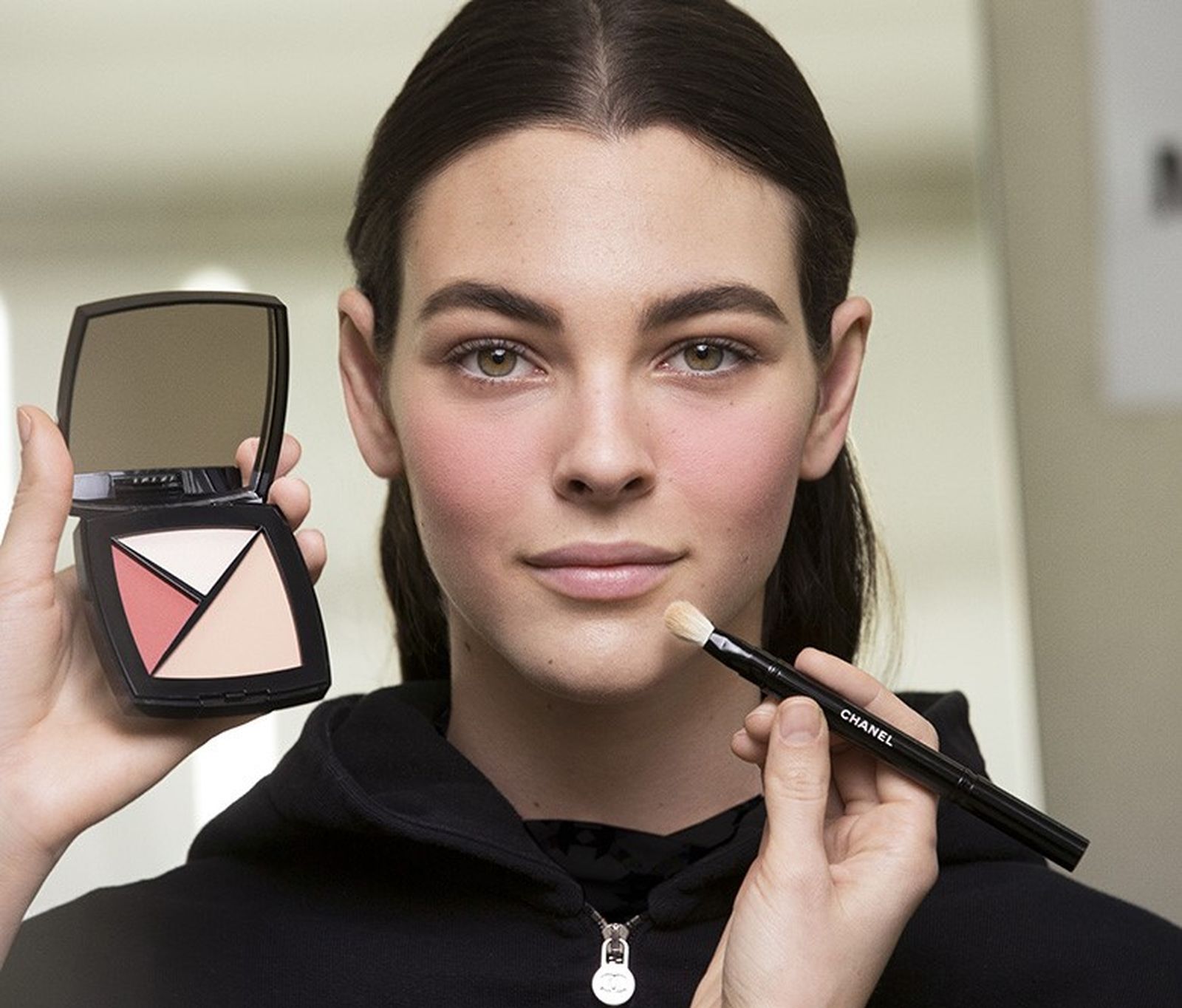 Beauty Backstage: как создавался макияж для шоу Chanel Ready-To-Wear осень-зима 2019/2020, фото 3 Как создавался макияж для шоу Chanel Ready-To-Wear осень-зима 2019/2020, фото 3