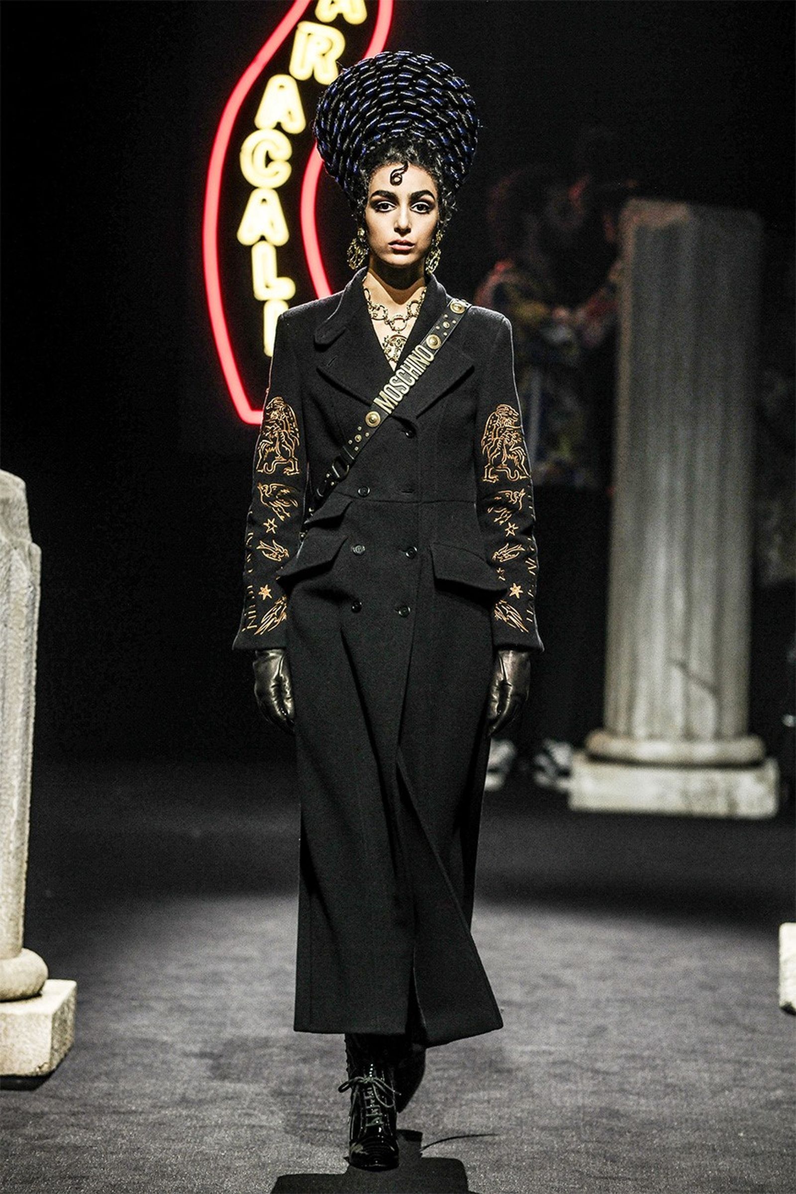 Шоу коллекции Moschino Fall/Winter 2019/20 и Pre-Fall 2019, фото 8 Шоу коллекции Moschino Fall/Winter 2019/20 и Pre-Fall 2019 в Риме, фото 8