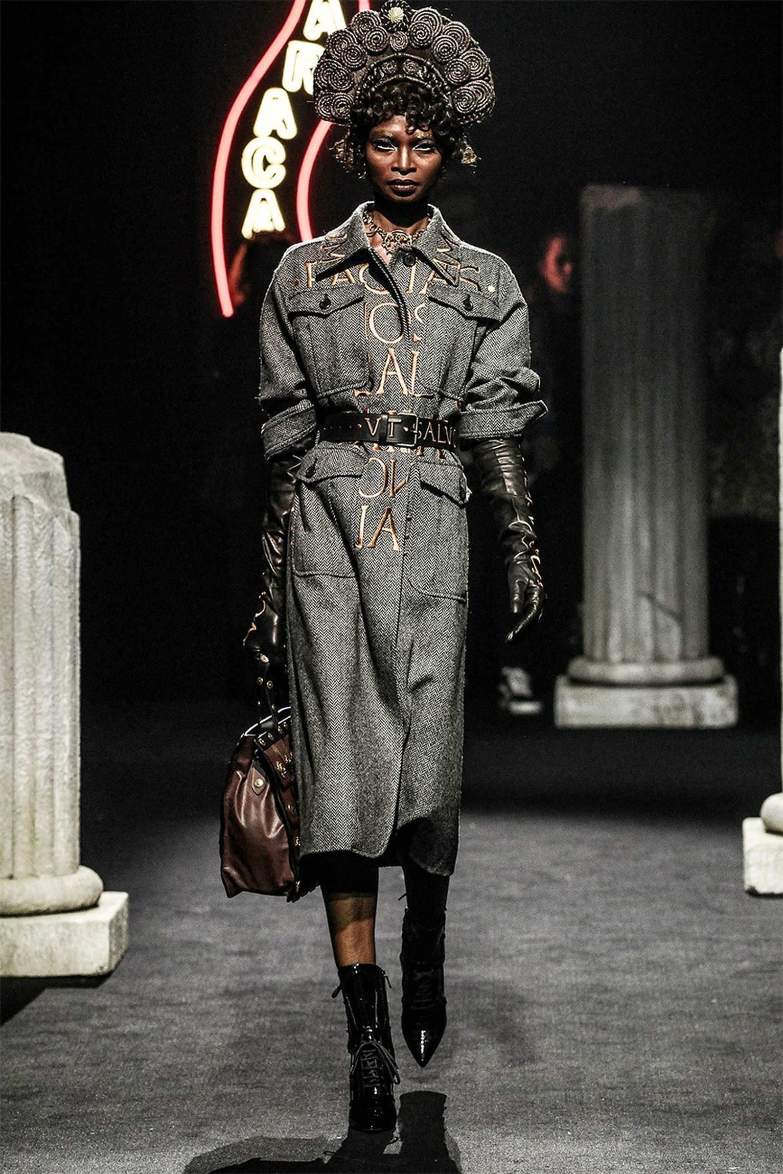 Шоу коллекции Moschino Fall/Winter 2019/20 и Pre-Fall 2019, фото 10 Шоу коллекции Moschino Fall/Winter 2019/20 и Pre-Fall 2019 в Риме, фото 10