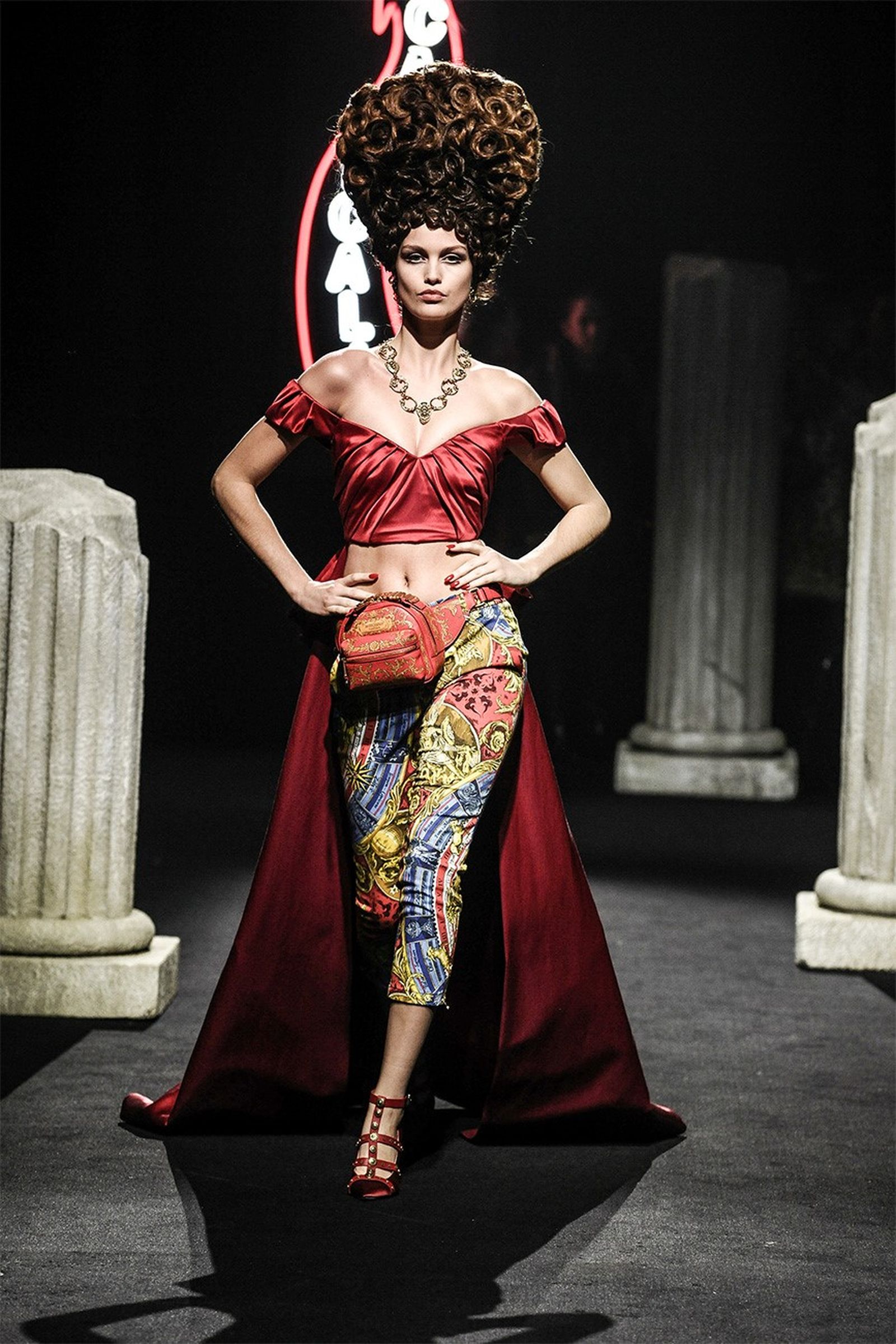 Шоу коллекции Moschino Fall/Winter 2019/20 и Pre-Fall 2019, фото 11 Шоу коллекции Moschino Fall/Winter 2019/20 и Pre-Fall 2019 в Риме, фото 11