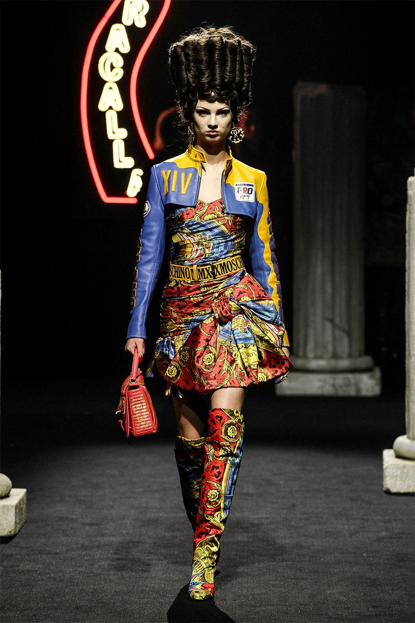 Шоу коллекции Moschino Fall/Winter 2019/20 и Pre-Fall 2019, фото 12 Шоу коллекции Moschino Fall/Winter 2019/20 и Pre-Fall 2019 в Риме, фото 12