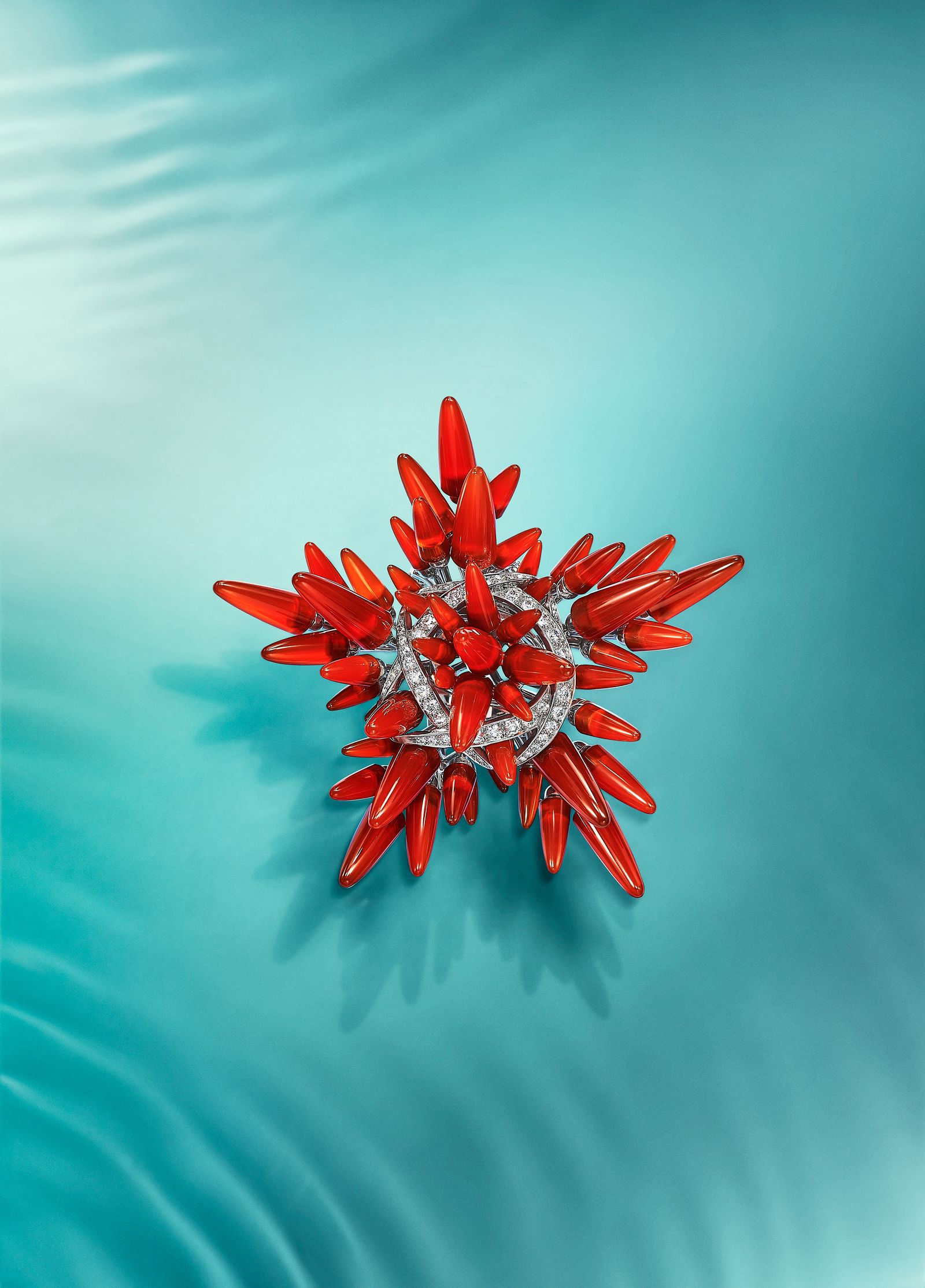 Брошь Star Urchin с вырезанными вручную сердоликами из коллекции Tiffany Blue Book 2023 Брошь Star Urchin из коллекции Tiffany Blue Book 2023