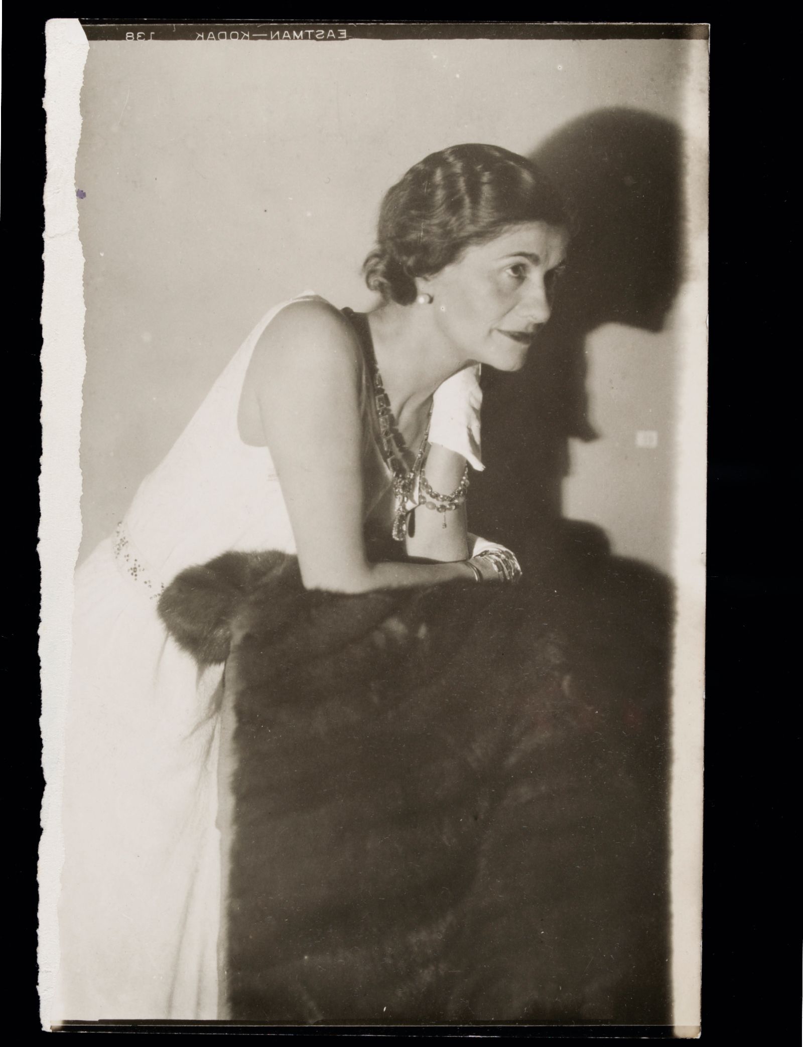 Коко Шанель (1883–1971), фото Кертиса Моффата (1887–1949) Книга Gabrielle Chanel, фото 2