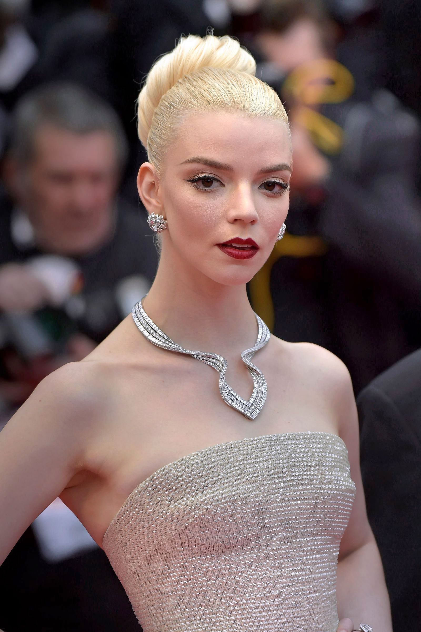 Канны 2024: Аня Тейлор-Джой в украшениях Tiffany & Co. и в платье Dior Haute Couture Каннский кинофестиваль 2024: Аня Тейлор-Джой в украшениях Tiffany & Co. и в платье Dior Haute Couture
