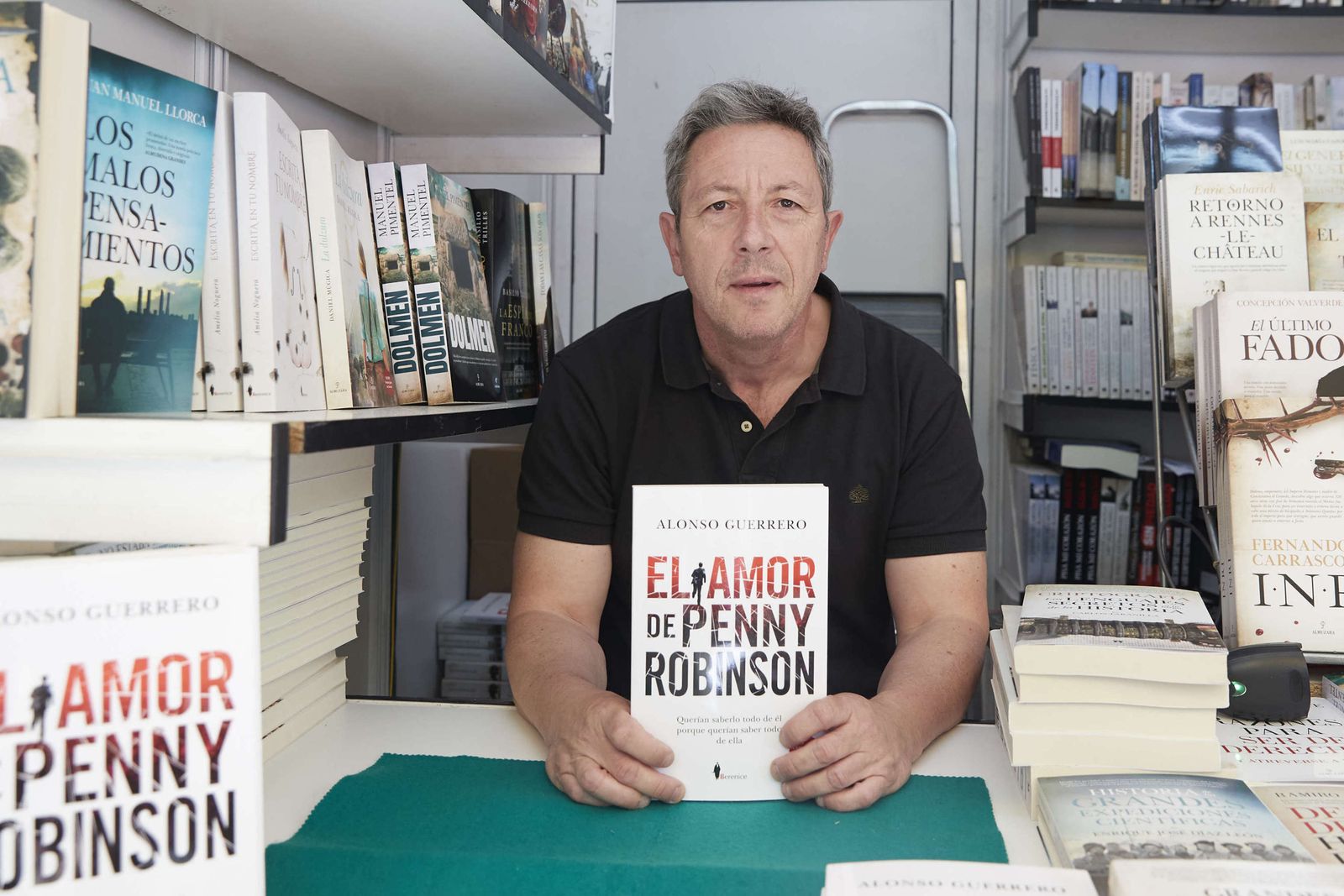 Книга Алонсо Герреро Перес «Любовь к Пенни Робинсон» Скандальное прошлое королевы Летиции: Алонсо Герреро Перес с книгой «Любовь к Пенни Робинсон»