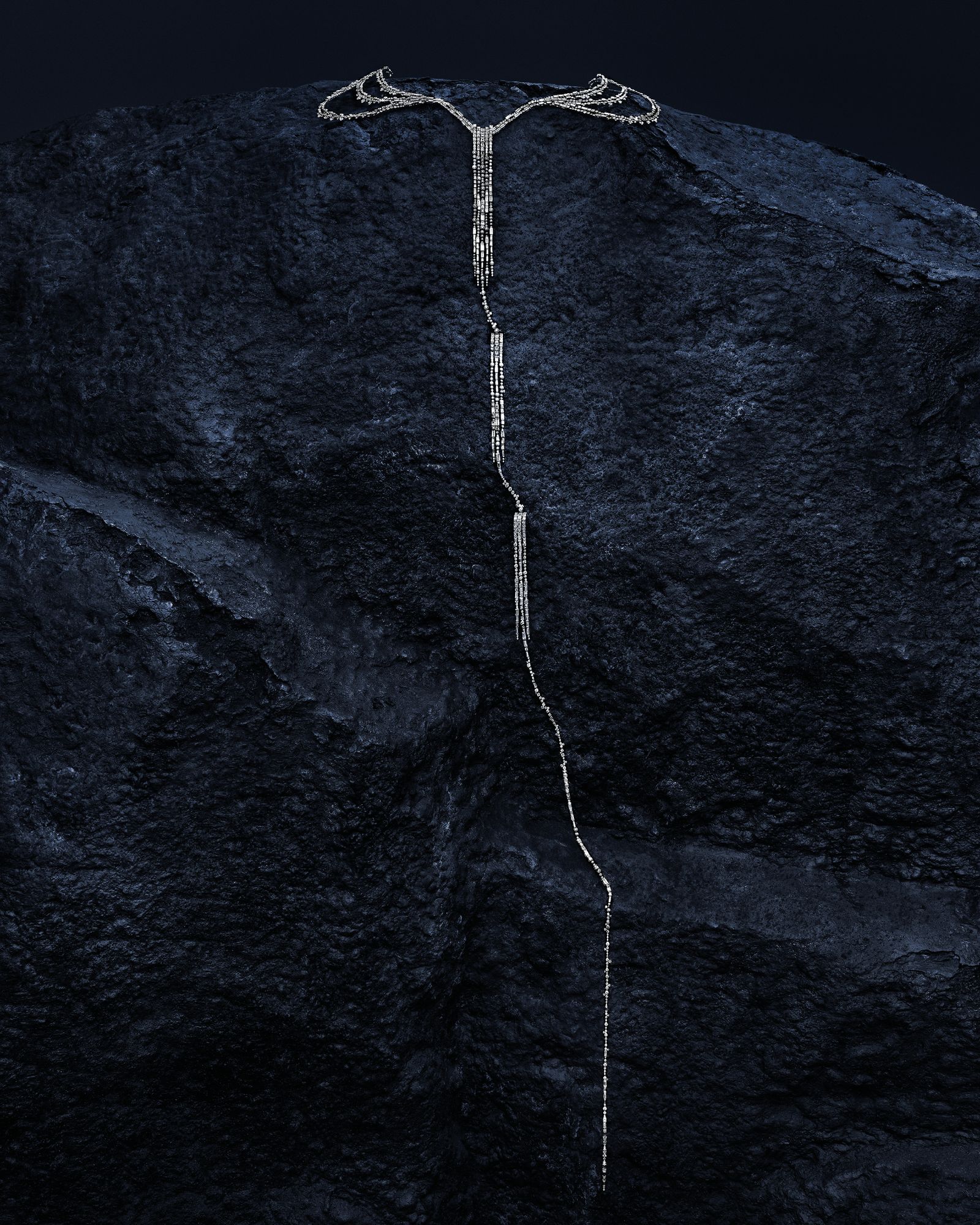 Коллекция Carte Blanche Boucheron 2024: колье Cascade Украшения Бушерон «Or Bleu»: колье Cascade
