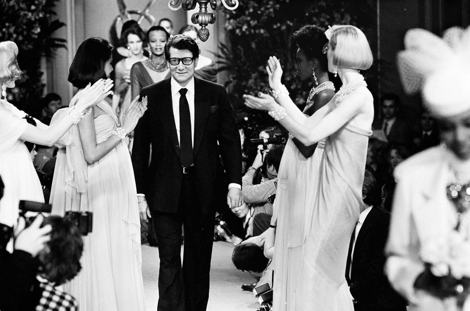 Показ Yves Saint Laurent, выход кутюрье, 1984 г. Ив Сен-Лоран, 1984 г.