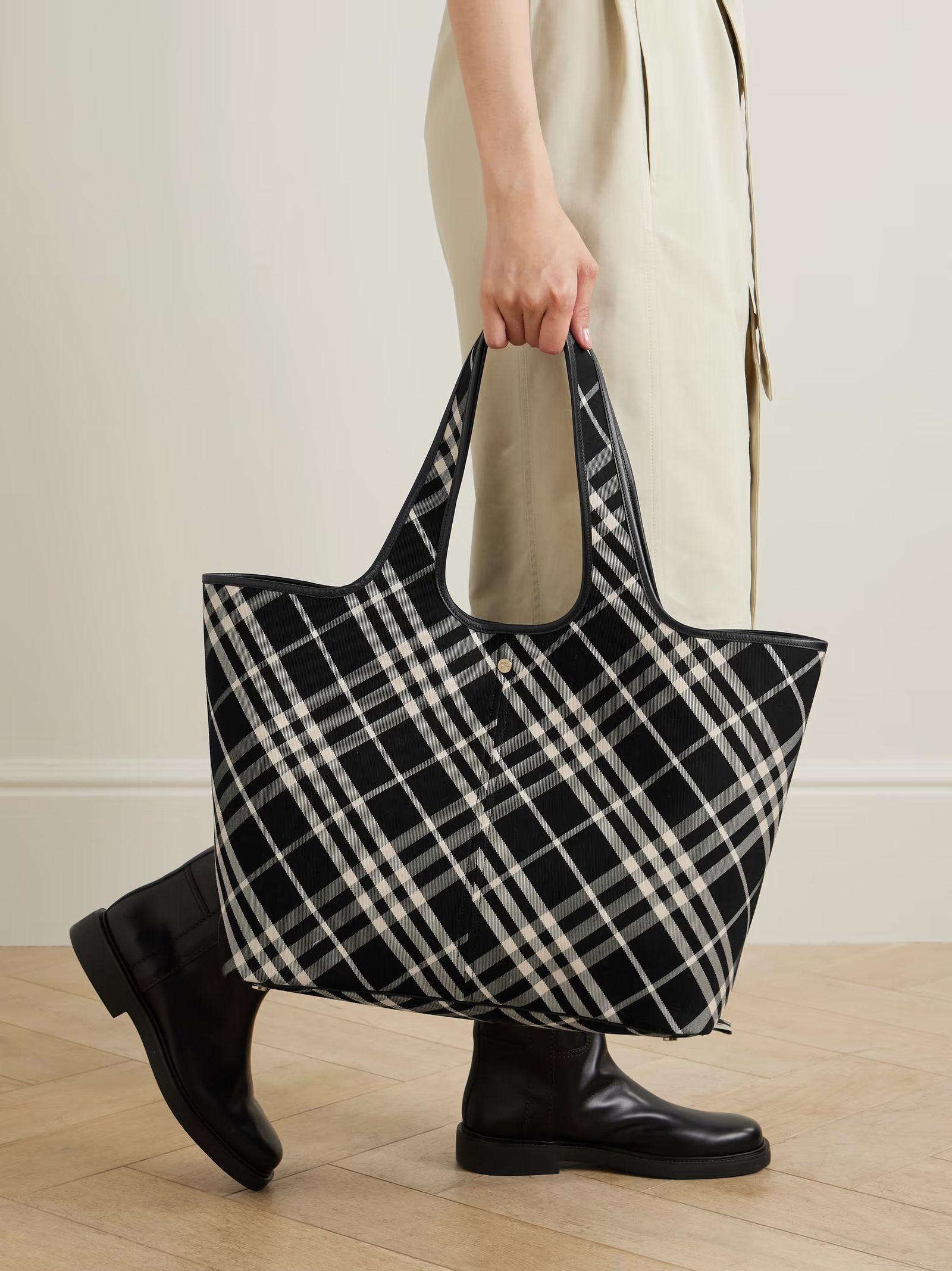 Черно-белая графика и принты: сумка Burberry Модные тренды 2024/25: сумка Burberry