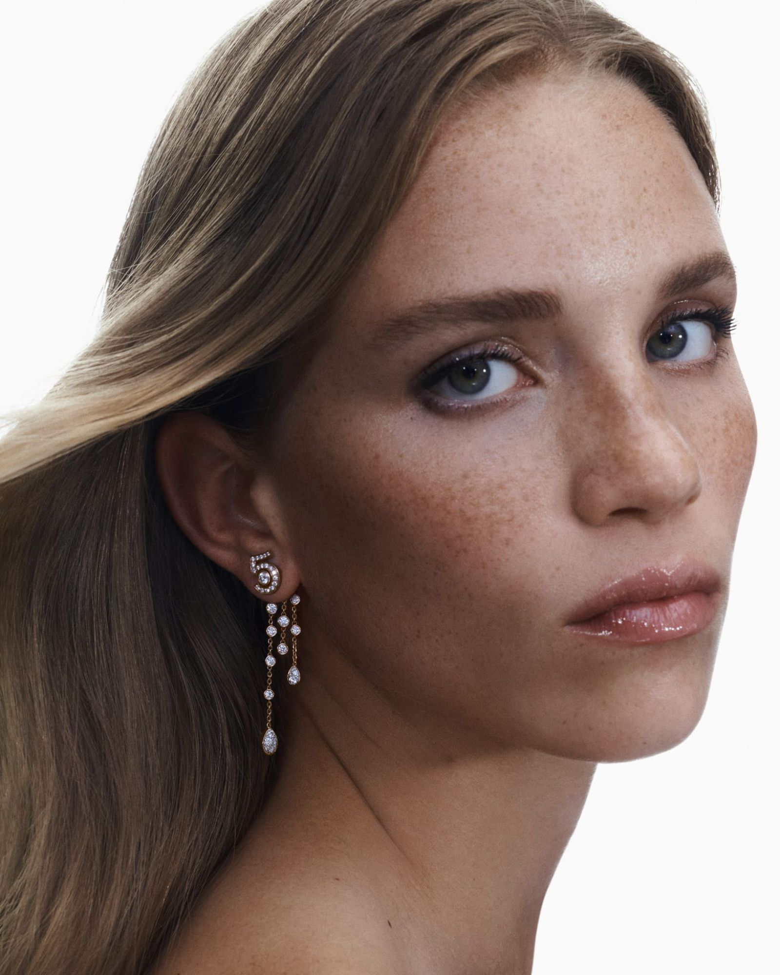 Серьги Шанель Éternelles N°5 Ювелирная коллекция Chanel N°5: серьги Éternelles N°5