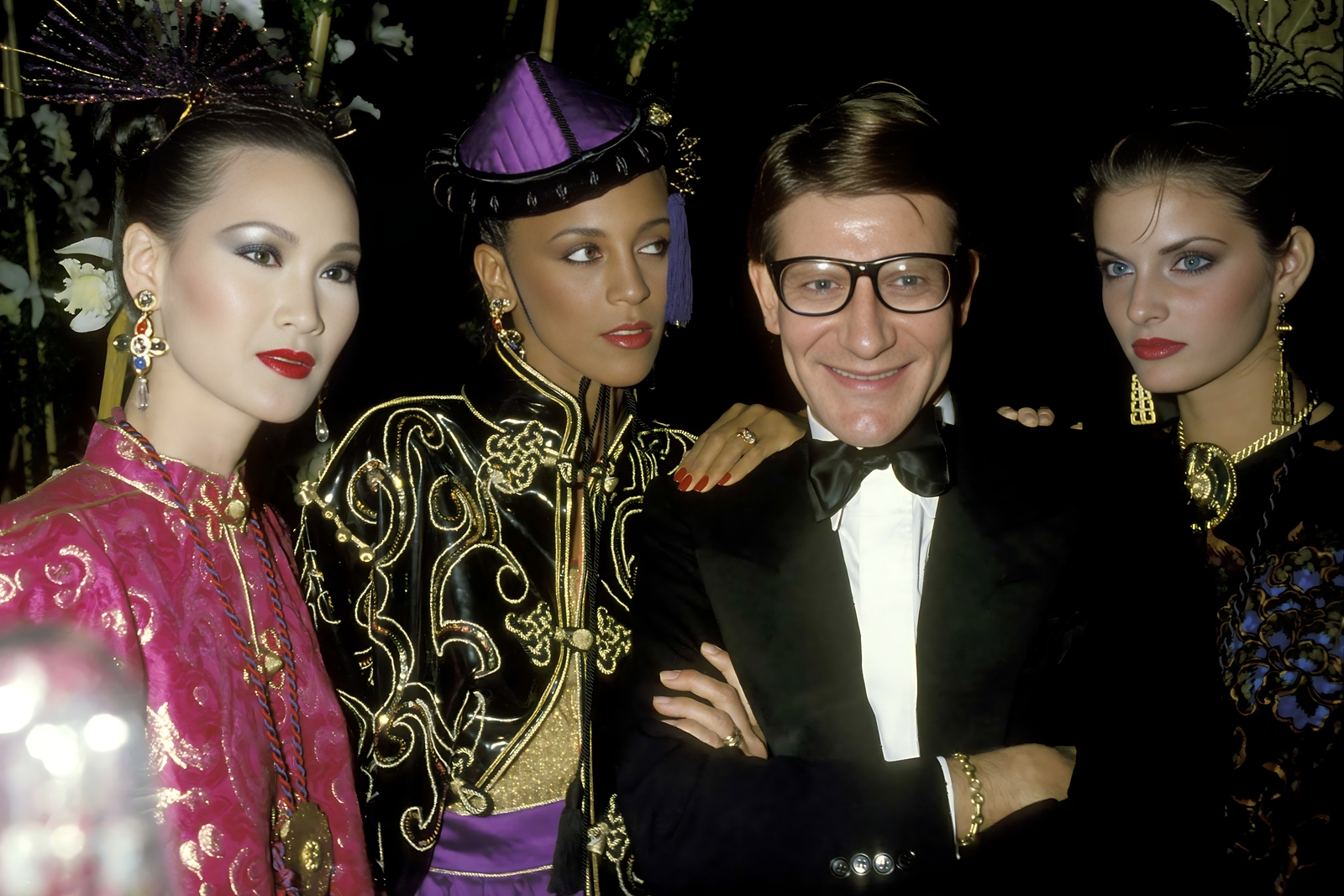 Презентация духов «Opium» в Studio 54, Ив Сен-Лоран с моделями, 1978 г. Ив Сен-Лоран на вечеринке «Opium», 1978 год