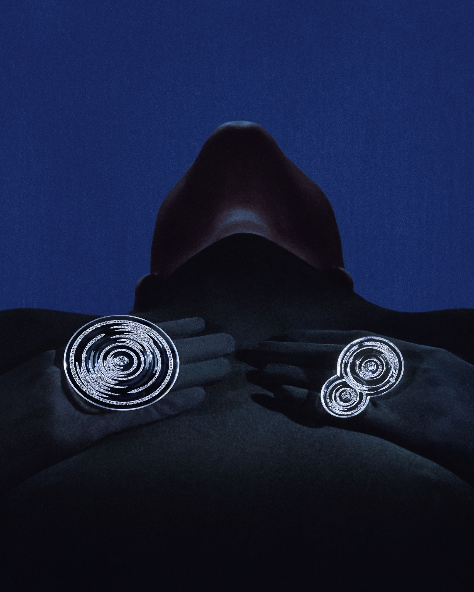 Коллекция Carte Blanche Boucheron 2024: кольца Ondes Украшения Бушерон «Or Bleu»: кольца Ondes