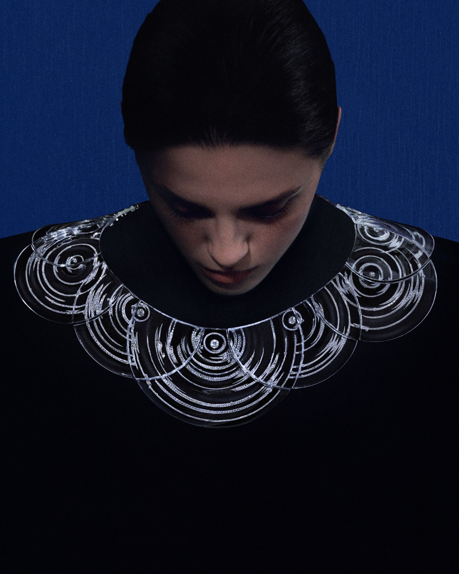 Коллекция Carte Blanche Boucheron 2024: колье Ondes Украшения Бушерон «Or Bleu»: колье Ondes