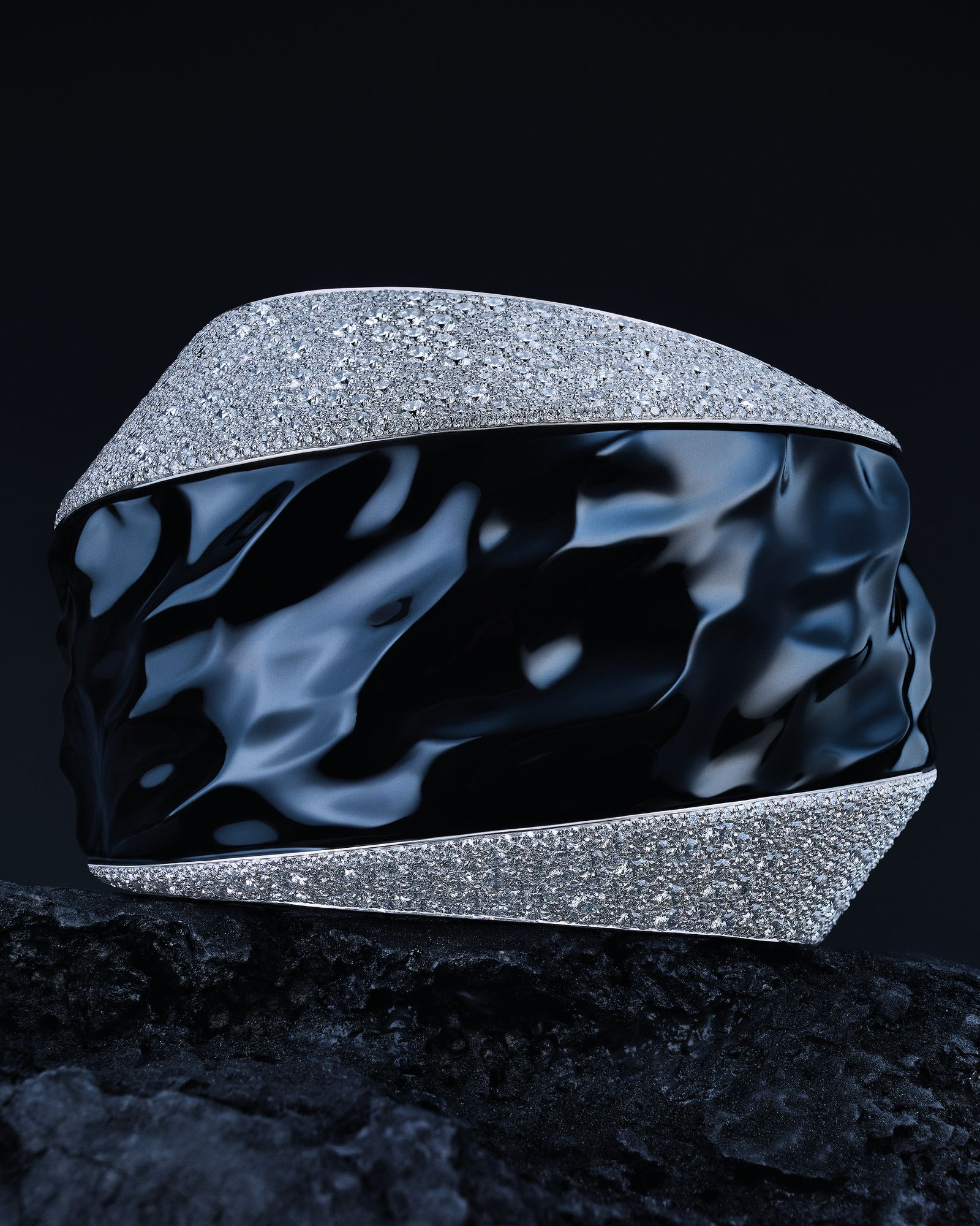 Коллекция Carte Blanche Boucheron 2024: браслет Eau d’Encre Украшения Бушерон «Or Bleu»: браслет Eau d’Encre