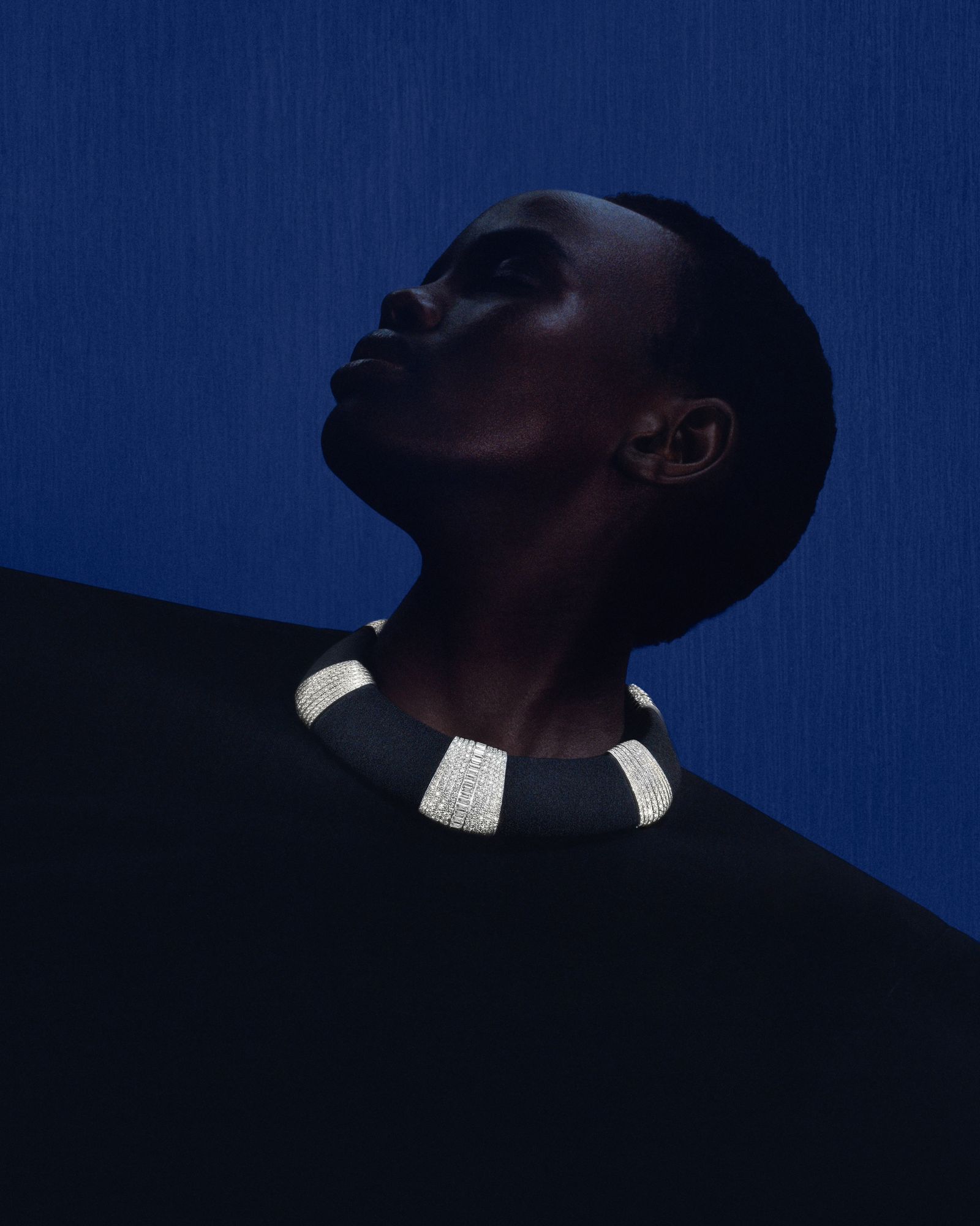 Коллекция Carte Blanche Boucheron 2024: колье Sable Noir Украшения Бушерон «Or Bleu»: колье Sable Noir