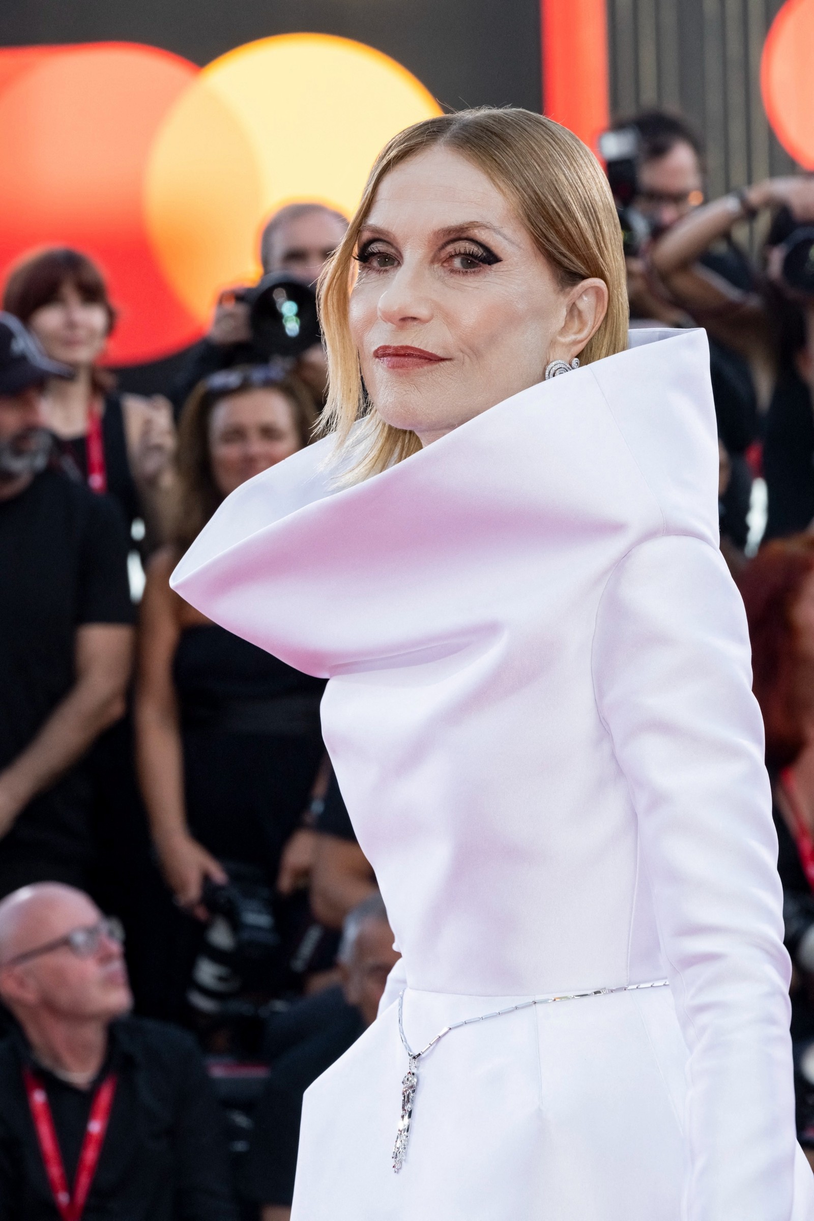 Кинофестиваль в Венеции 2024: Изабель Юппер в платье Balenciaga и колье Panthère de Cartier Украшения на кинофестивале в Венеции 2024: Изабель Юппер в платье Balenciaga и колье Panthère de Cartier