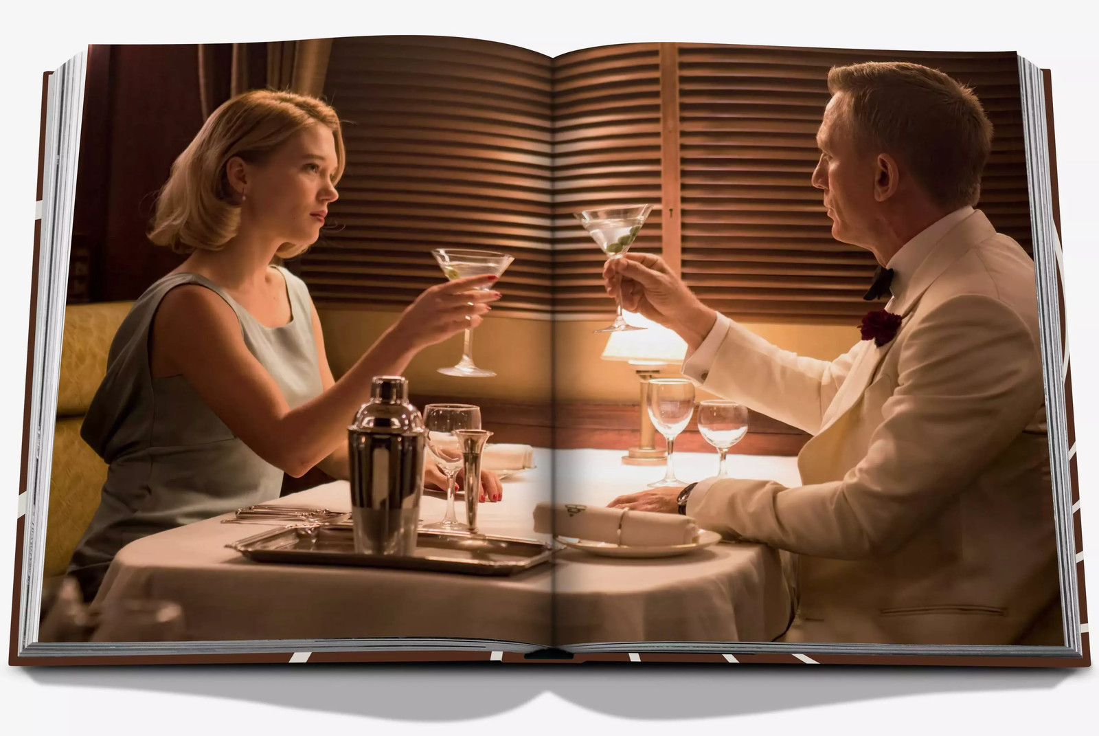 Дэниел Крейг и Леа Сейду в книге «Стиль Джеймса Бонда» Книга «James Bond Style»: Леа Сейду и Дэниел Крейг