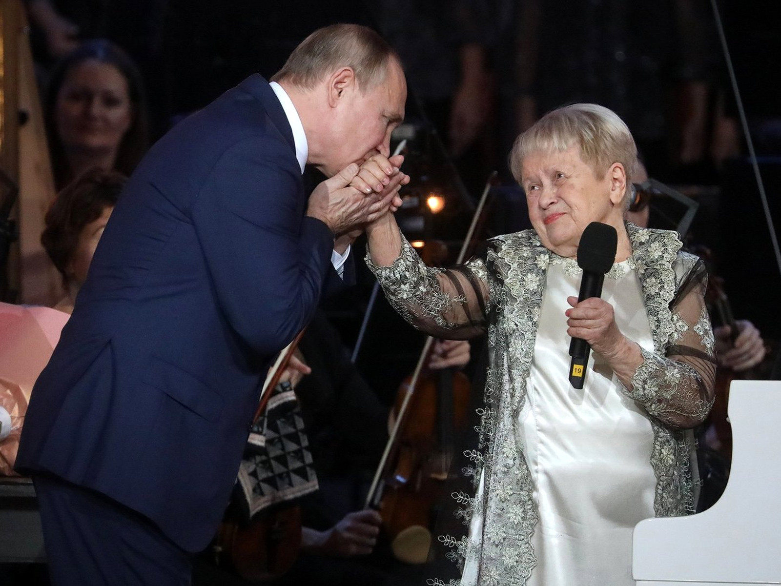 Александра Пахмутова и Владимир Путин Владимир Путин целует руку Александре Пахмутовой