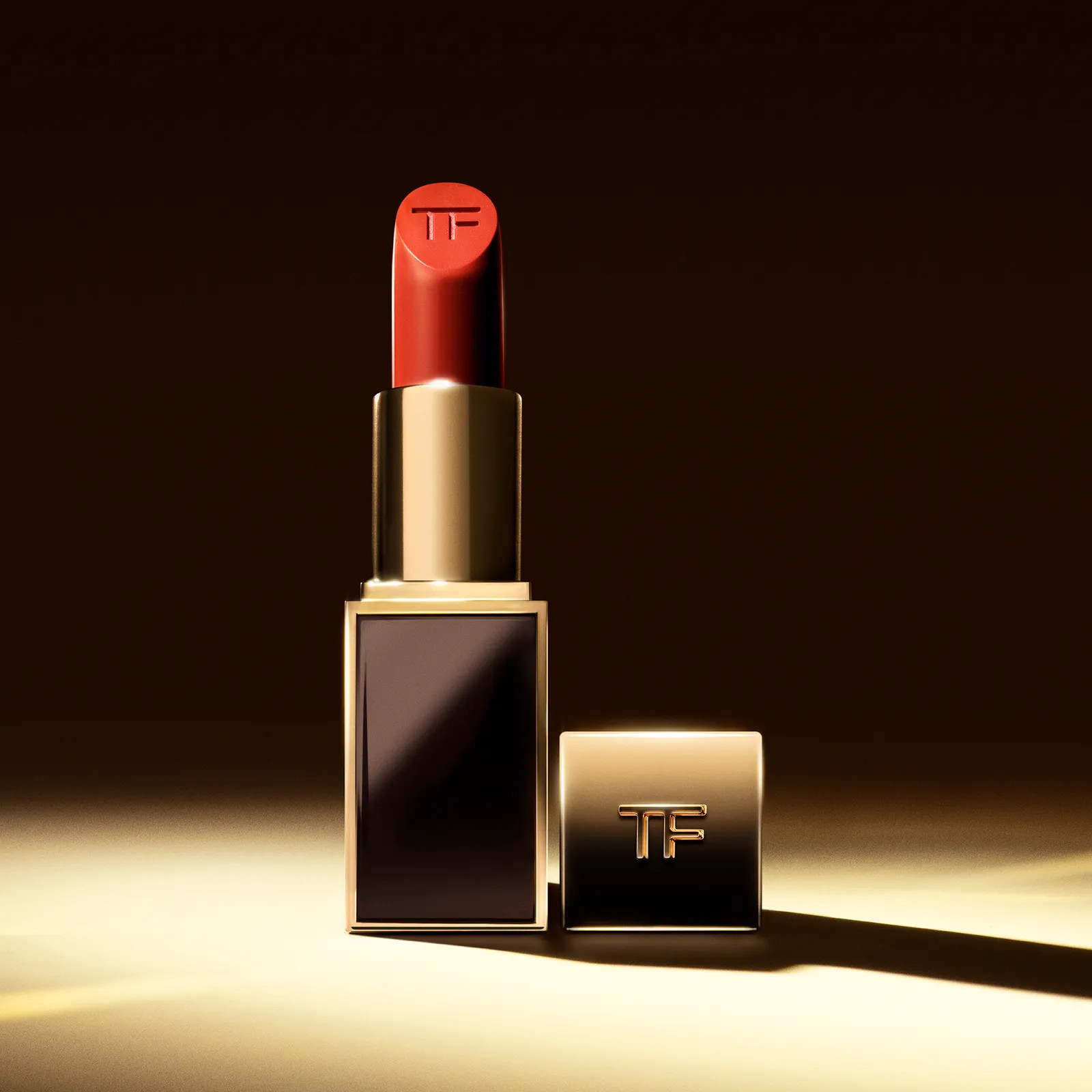 Губная помада Анджелины Джоли: Runway Lip Color от Tom Ford, оттенок 16 Scarlet Rouge Runway Lip Color от Tom Ford