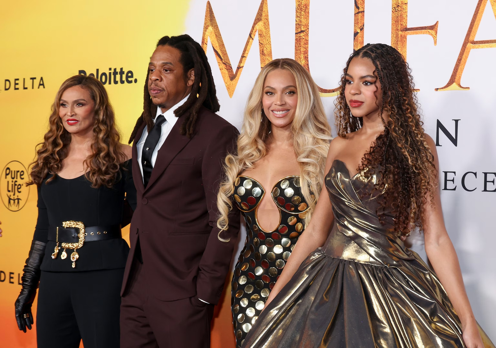 Тина Ноулз, Jay-Z, Бейонсе и Блю Айви Картер Бейонсе (в платье Disney x Balmain) с семьей