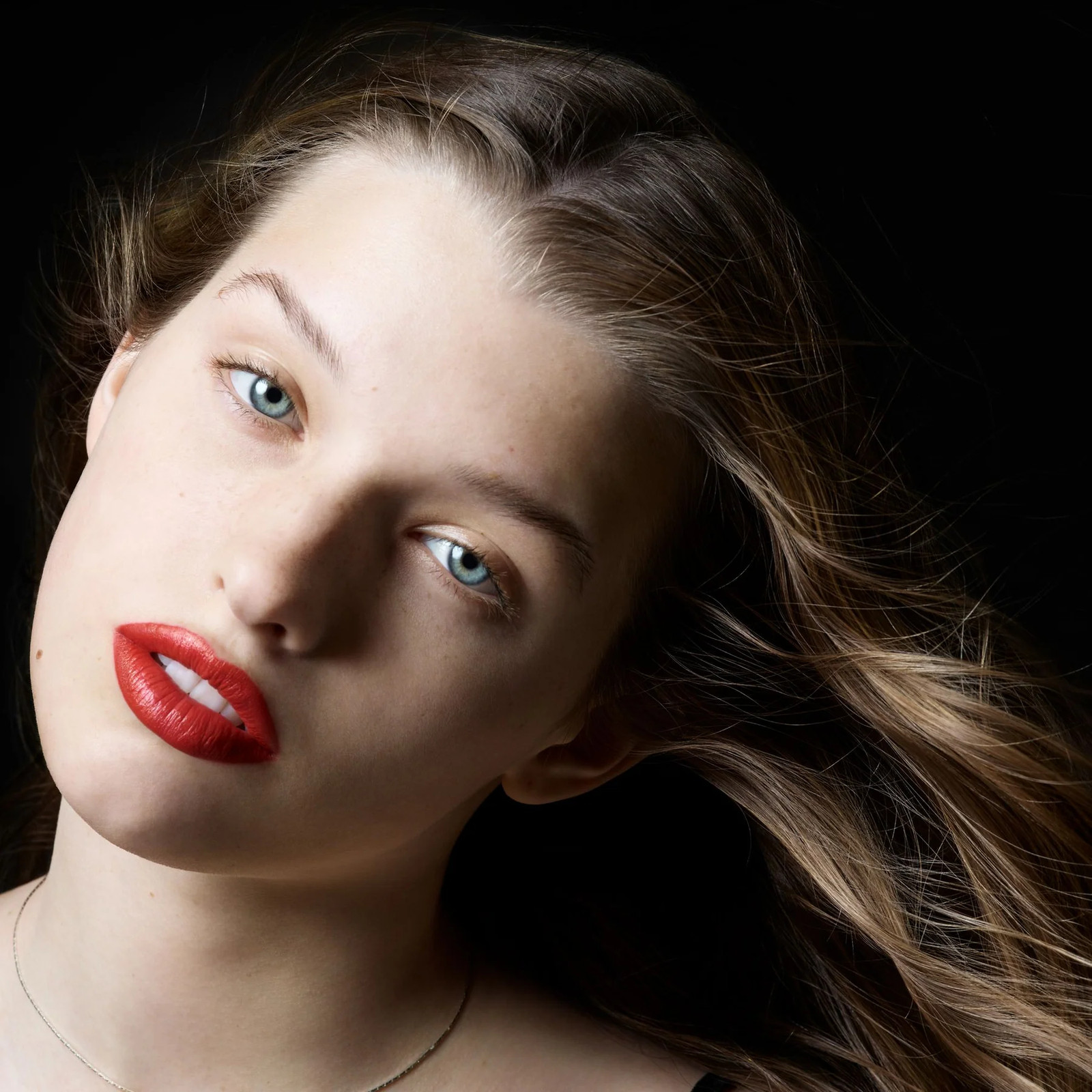 Матовая помада от Эди Слимана Модный новогодний макияж 2025: Celine Beauté