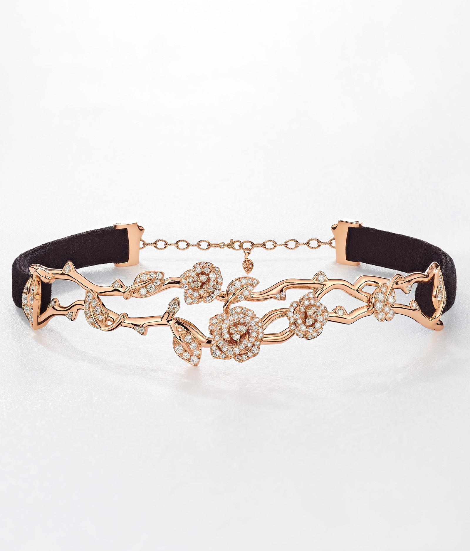 Чокер из розового золота с бриллиантами, коллекция Rose Dior Bagatelle Rose Dior Bagatelle: чокер из розового золота и бриллиантов на бархатной ленте