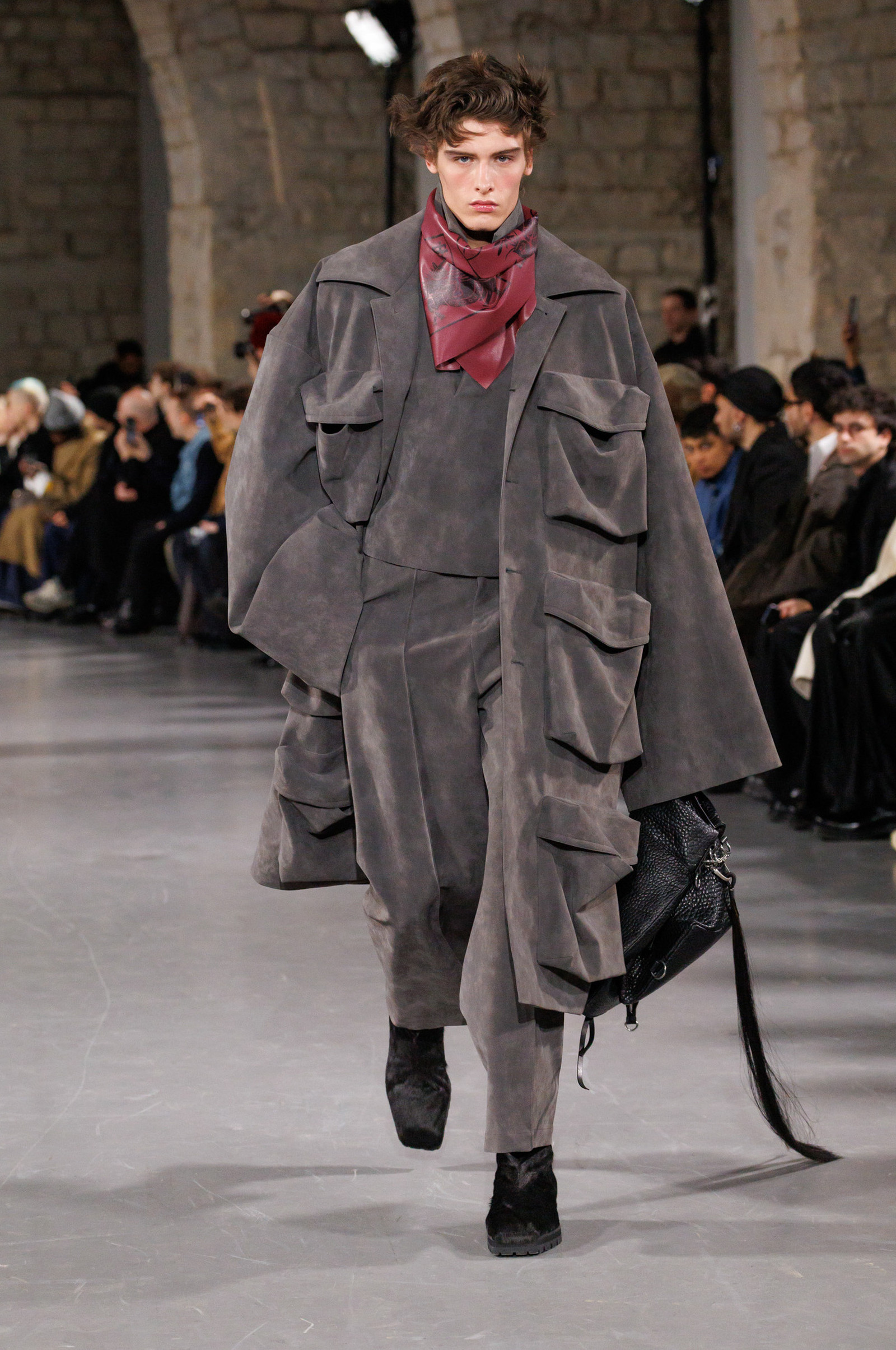 Мужские коллекции FW 2025/26: Sean Suen Тенденции мужской моды 2025/26: шоу Sean Suen