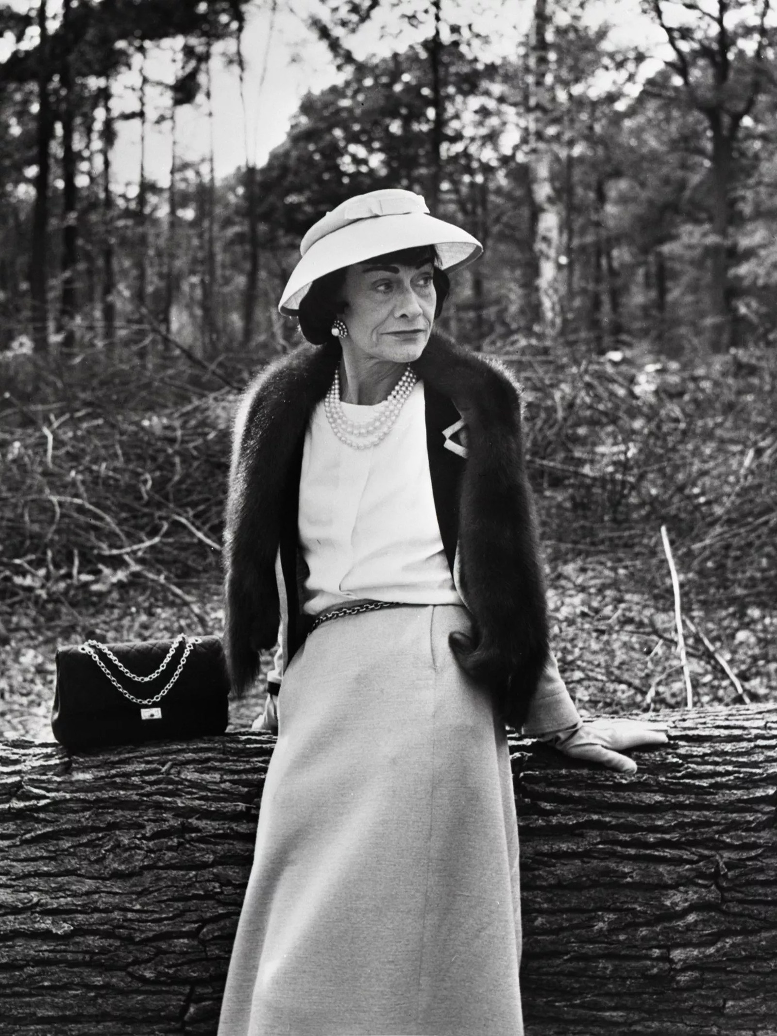 Коко Шанель с сумкой Chanel 2.55 История сумки Chanel 2.55: фото Коко Шанель с сумкой