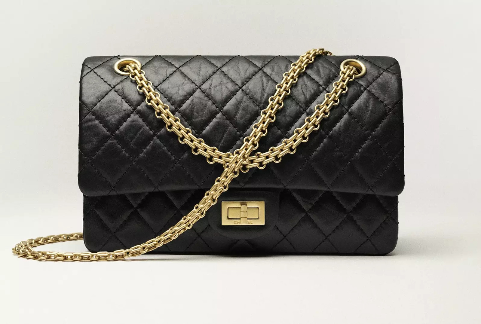 Сумка Шанель 2.55 черная История сумки Chanel 2.55: модель из черной кожи