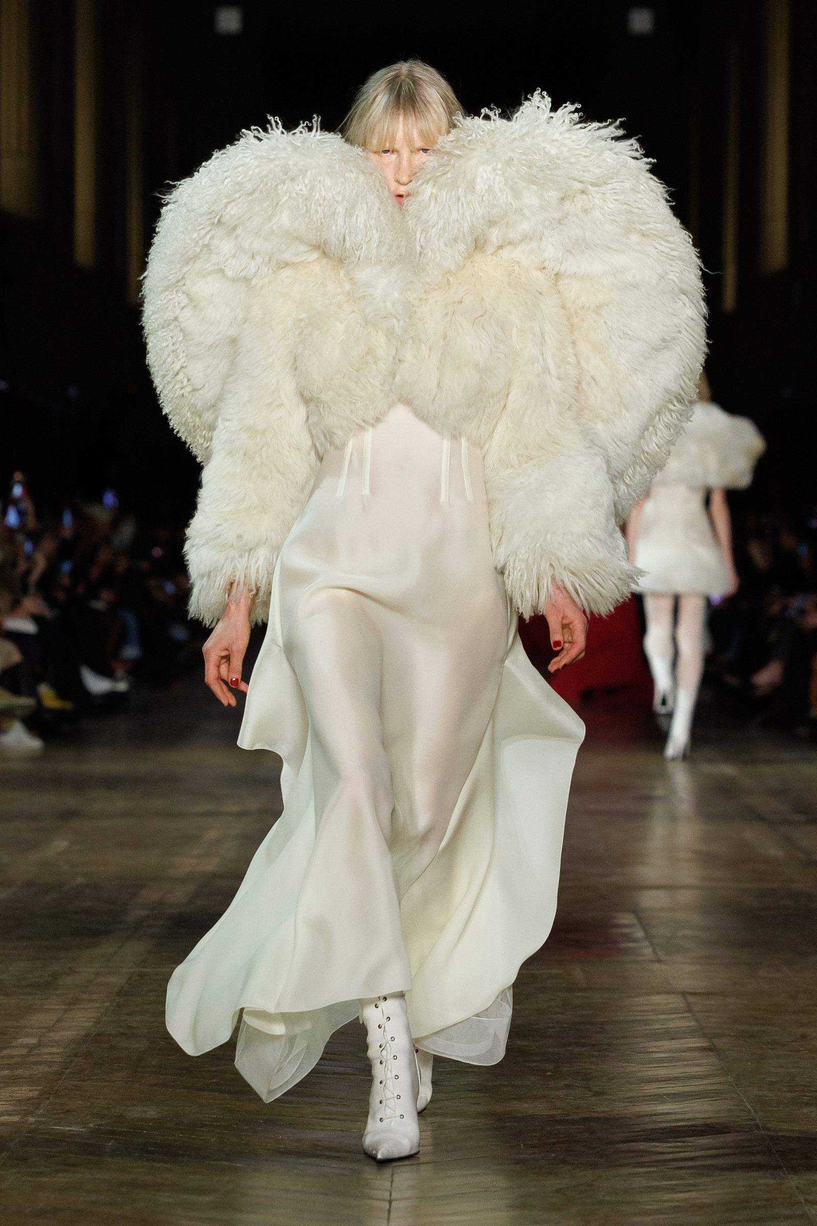 Коллекции сезона Осень/Зима 25/26: McQueen Модные тренды FW 25/26: McQueen