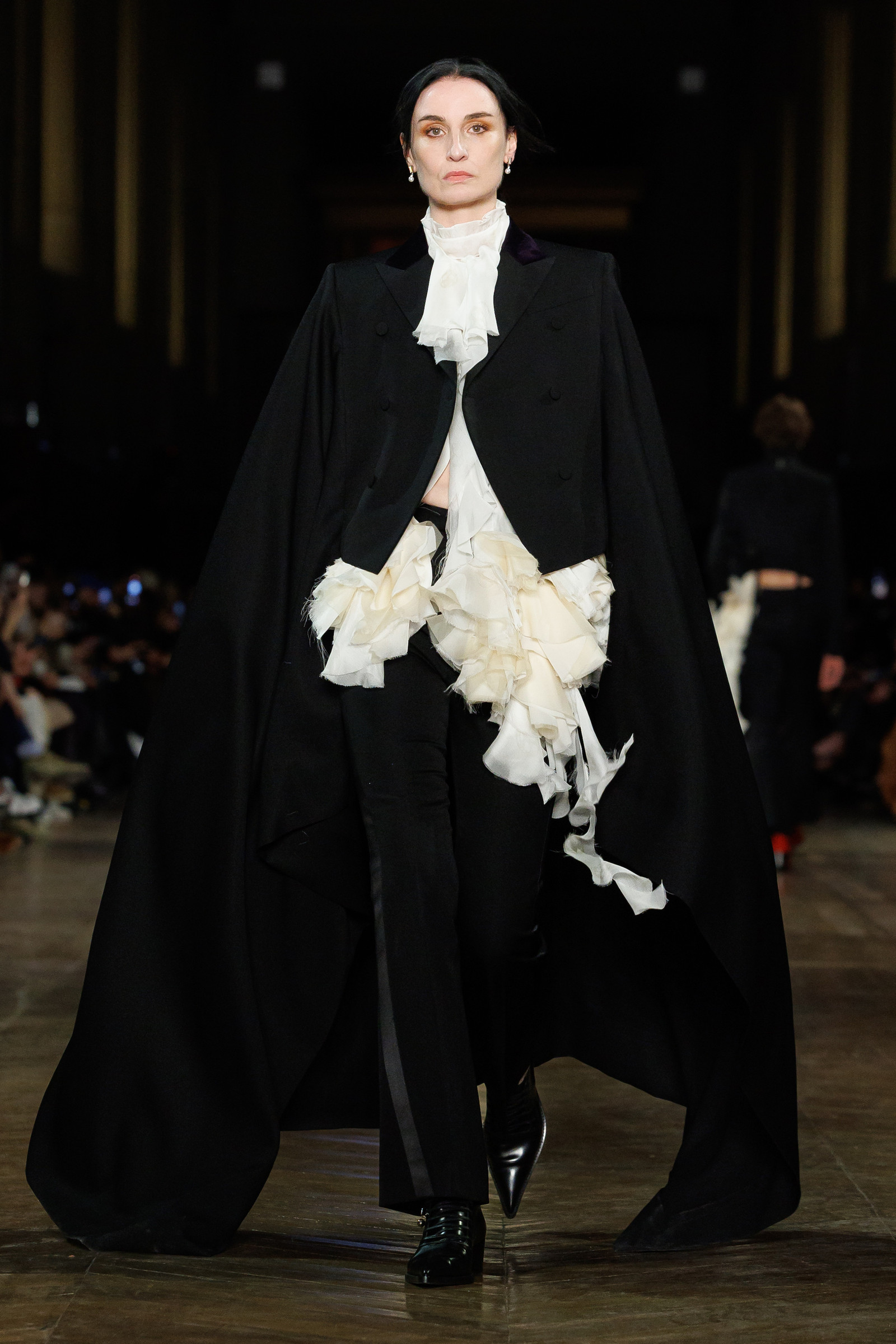 Fashion тенденции FW 25/26: McQueen Модные тенденции Осень/Зима 25/26: показ McQueen