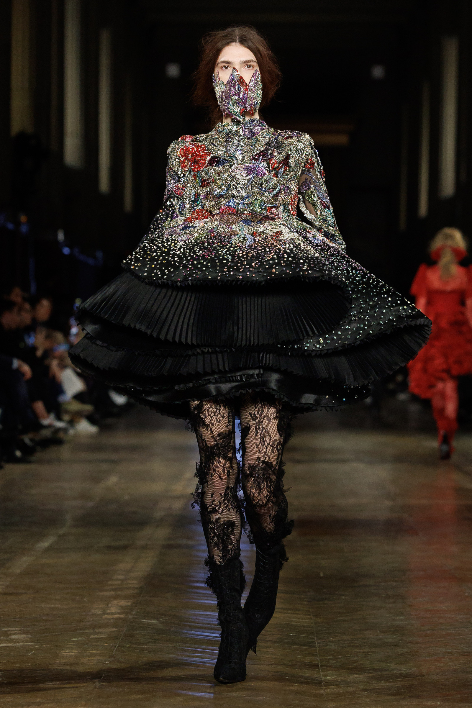 Тренды сезона Осень/Зима 2025/26: McQueen Тенденции моды сезона Осень/Зима 2025/2026: шоу McQueen