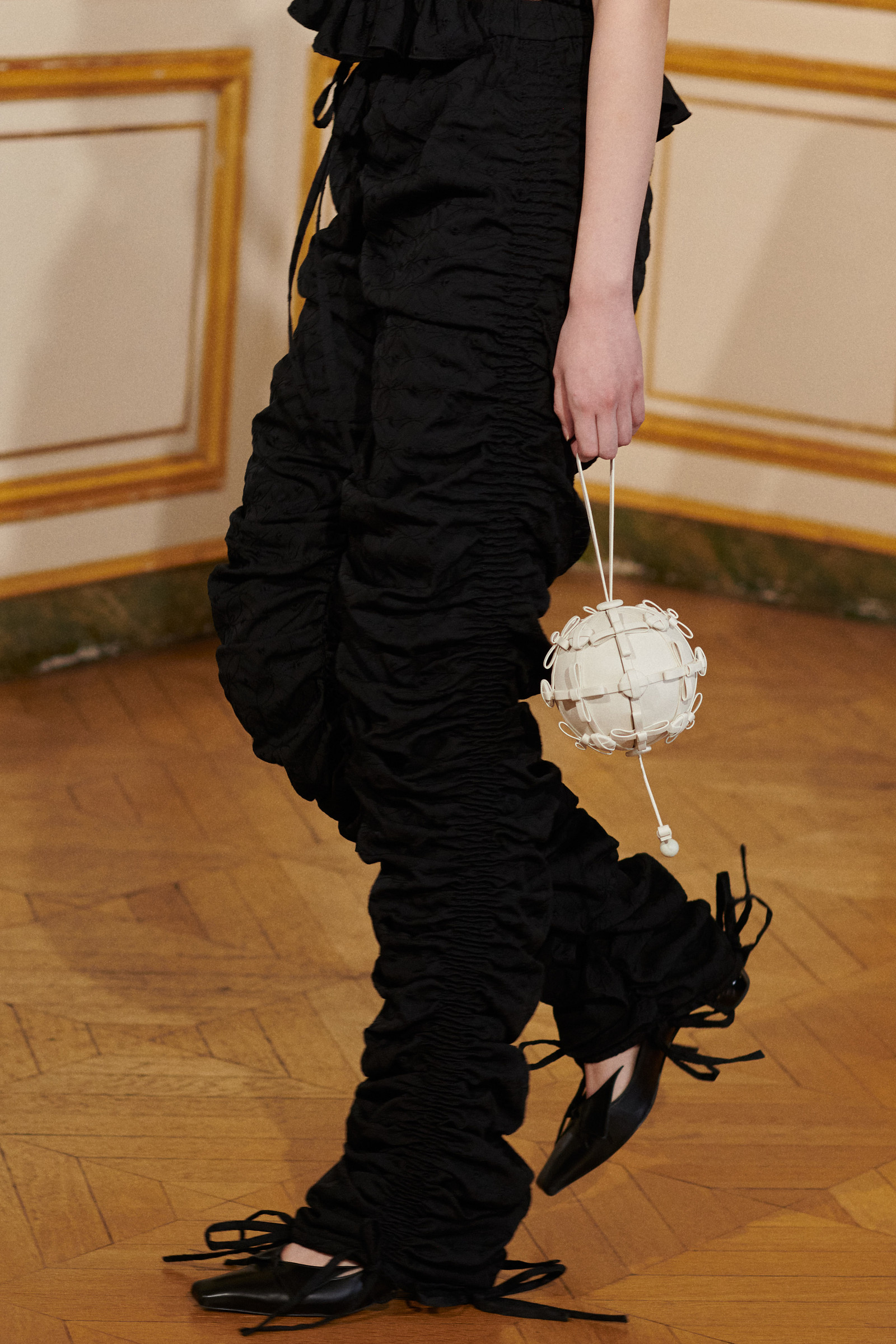 Мода Осень/Зима 25/26: Róisín Pierce Модные тренды FW 25/26: сумка Polène